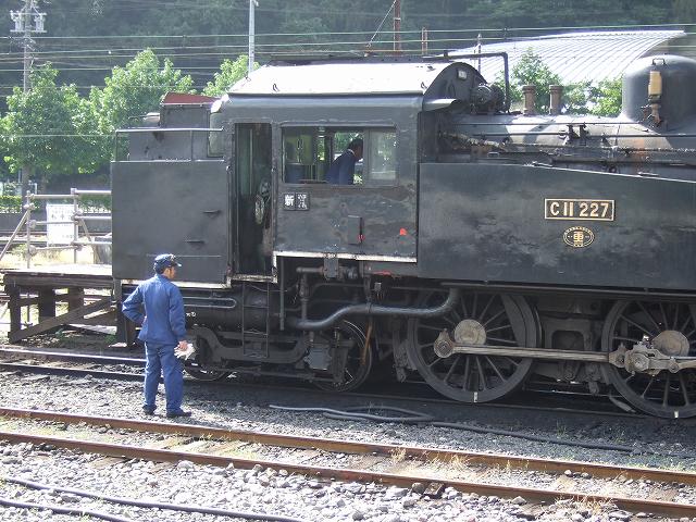 蒸気機関車(SL)のC11 227・出発前の点検の写真の写真