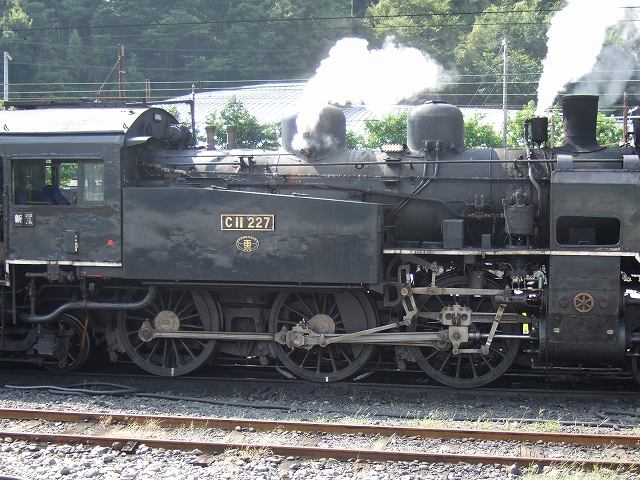 蒸気機関車(SL)のC11 227・3軸の動輪の写真の写真