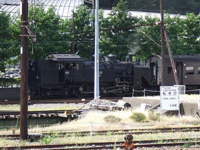 蒸気機関車(SL)のC11 190・奥でひっそり待機中の写真の写真