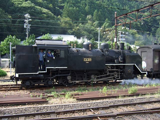 蒸気機関車(SL)のC11 312・金谷駅に向けて出発の写真の写真