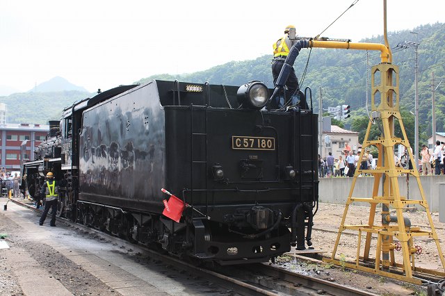 蒸気機関車C57 180号機・水分を補給中の写真の写真