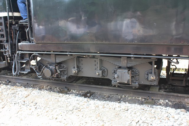蒸気機関車C57 180号機・炭水車前列の台車の写真の写真