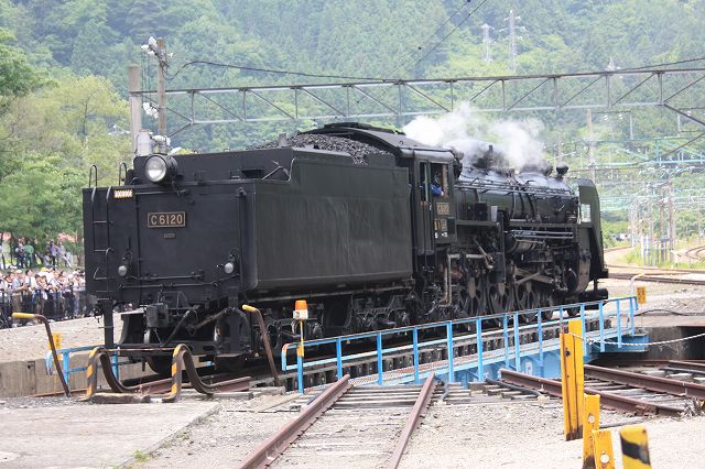 蒸気機関車C61 20号機・テンダーには石炭の山が見えるの写真の写真