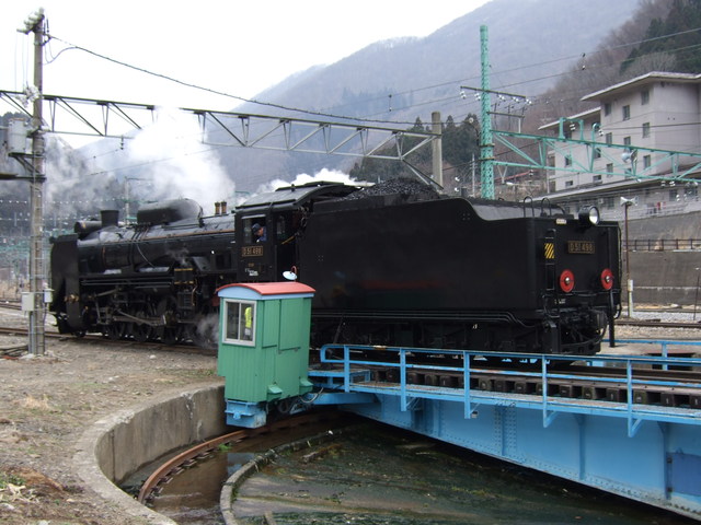 蒸気機関車(SL)のD51・転車台に向かうの写真の写真