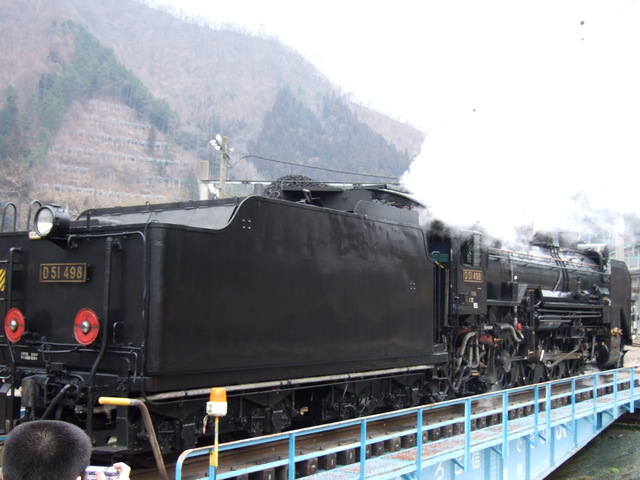 蒸気機関車(SL)のD51・転車台に積載完了の写真の写真