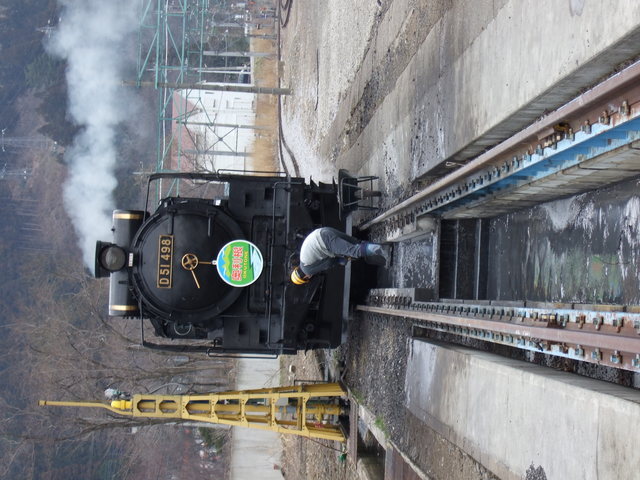 蒸気機関車(SL)のD51・SLから出る熱水が流れる溝の写真の写真