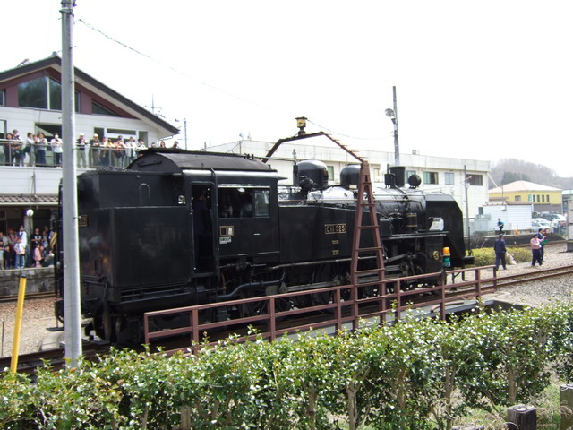 蒸気機関車(SL)C11 325・転写台に乗るC11の写真の写真