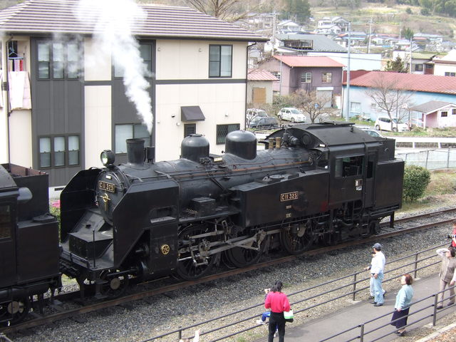 蒸気機関車(SL)のC11 325・蒸気を噴射の写真の写真
