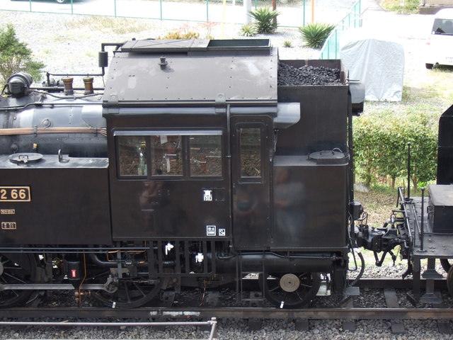 蒸気機関車(SL)のC12・タンク部分から石炭が見えるの写真の写真