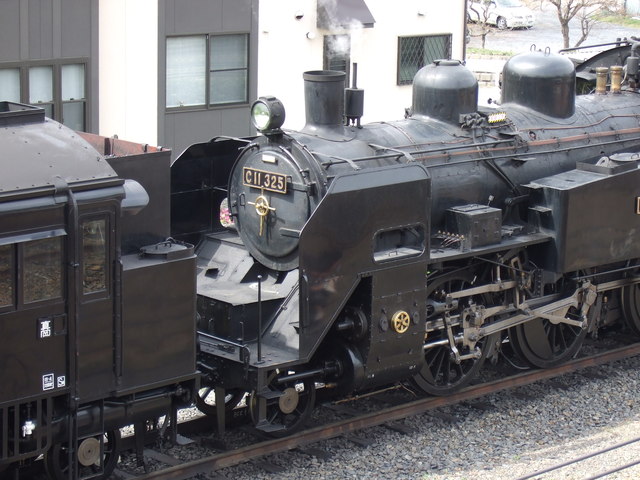 蒸気機関車(SL)・前補機から見るC11とC12の重連の写真の写真