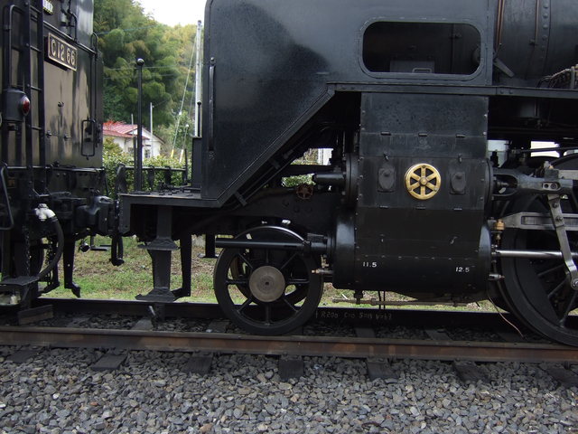 蒸気機関車(SL)のC11 325・前の従台車の写真の写真