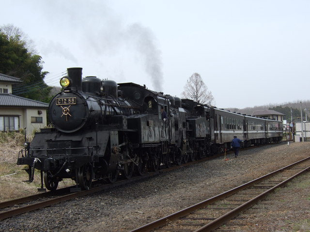 蒸気機関車(SL)のC12とC11の重連・茂木駅で待機中の写真の写真