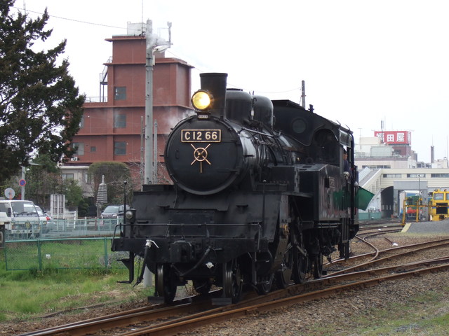 蒸気機関車(SL)のC12 66・単機で整備工場に向かうの写真の写真