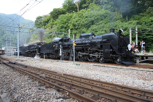 客車と連結する直前のC57とC61の重連機関車の写真の写真