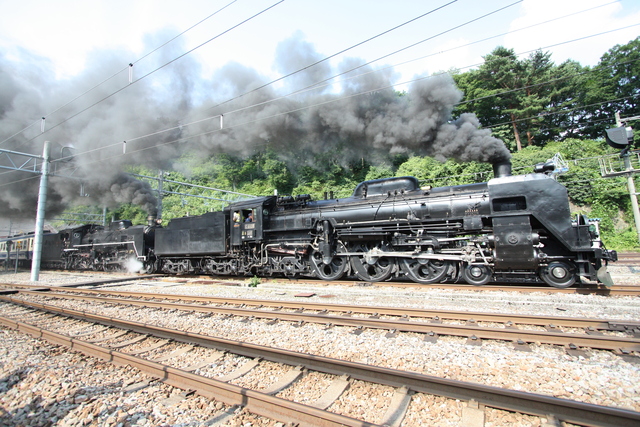 黒煙を吐くC57とC61の重連機関車の写真の写真
