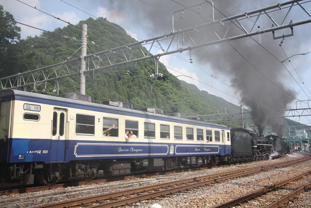 客車を牽引する重連機関車(C57・C61)の写真の写真