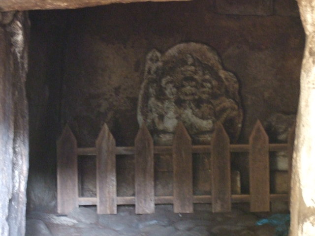 特別史跡・山上碑および古墳・内部の仏像の写真の写真