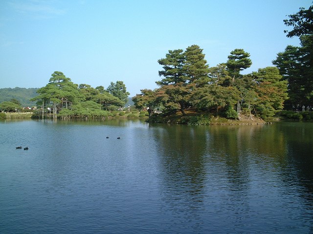 特別名勝の金沢兼六園・池と緑の調和がとてもきれいの写真の写真