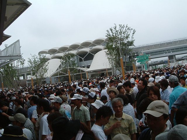 長久手会場・開場前はリニモの駅まで人がいっぱいの写真の写真