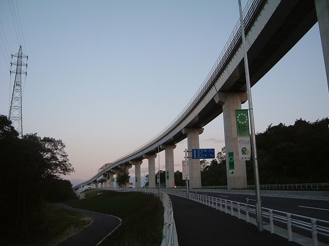 万博八草〜北門・リニモの橋ゲタの写真の写真