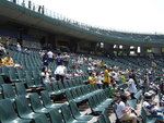 野球場・グリーンスタジアム・二階席に観客が立つ