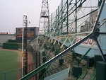 野球場・川崎球場・フェンスの鉄骨が観客席にも設置される