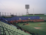 野球場・川崎球場・一塁側観客席とグラウンド