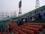 野球場・川崎球場・イベントのために多少観客がいる