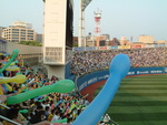 野球場・横浜スタジアム・ライト側は当然ベイスターズの応援