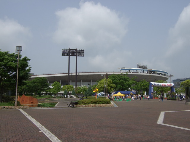 野球場・グリーンスタジアム・駅前広場から見る野球場の写真の写真