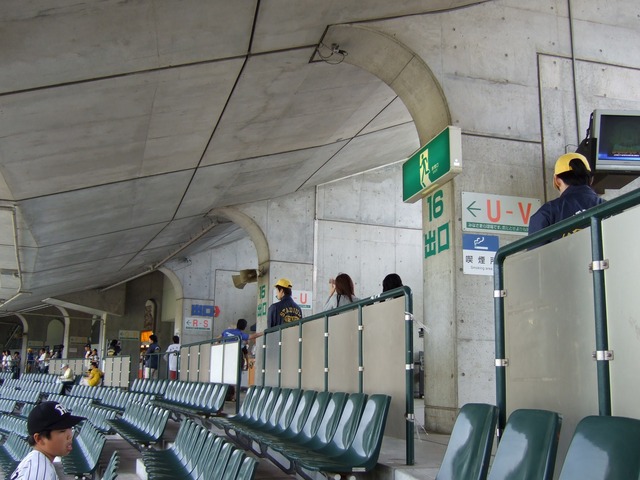 野球場・グリーンスタジアム・観客席の最上部に通路があるの写真の写真