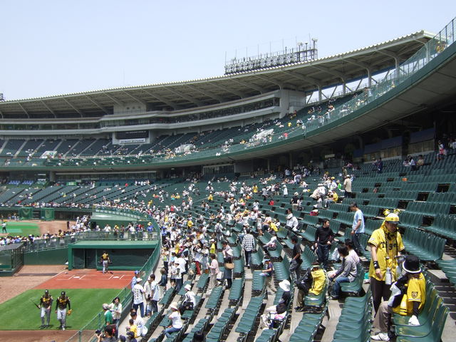 野球場・グリーンスタジアム・人気もまばらな内野席の写真の写真