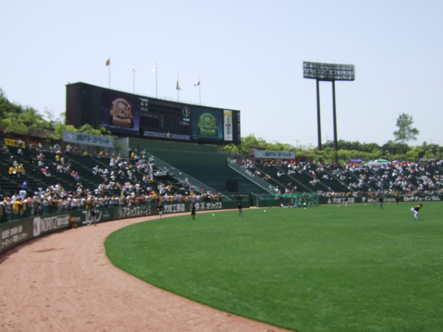 野球場・グリーンスタジアム・かなり低い位置にある観客席の写真の写真
