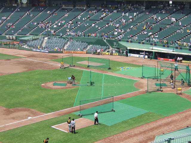 野球場・グリーンスタジアム・内野では打撃練習の写真の写真