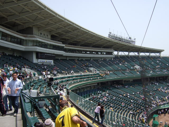 野球場・グリーンスタジアム・バックネット裏の観客席は3段構造の写真の写真