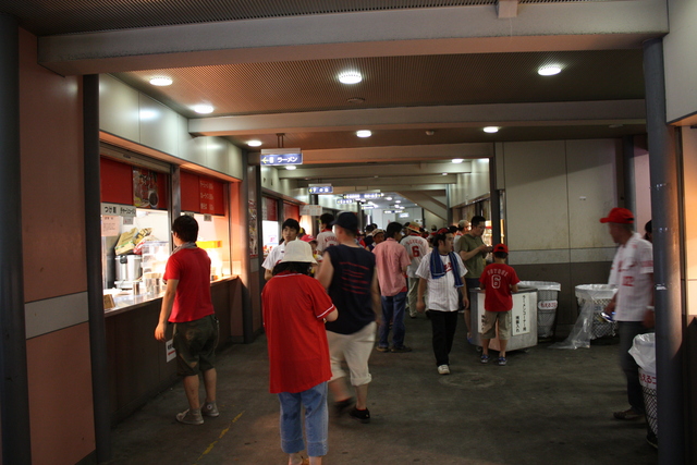広島市民球場・球場内のモールの写真の写真