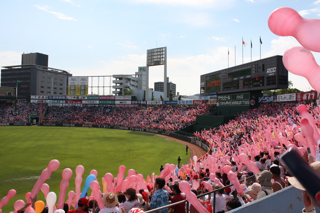 広島市民球場・ピンク色の風船の写真の写真
