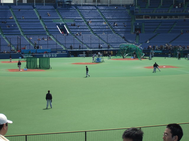 野球場・神宮球場・試合開始前の打撃練習の写真の写真