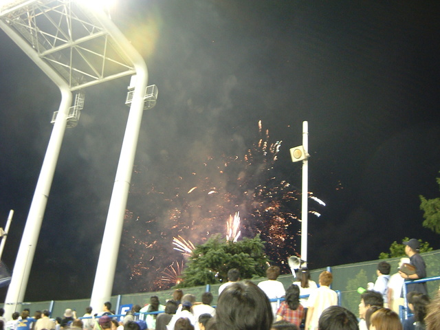 野球場・神宮球場・タイミングがずれたけれども花火の写真の写真