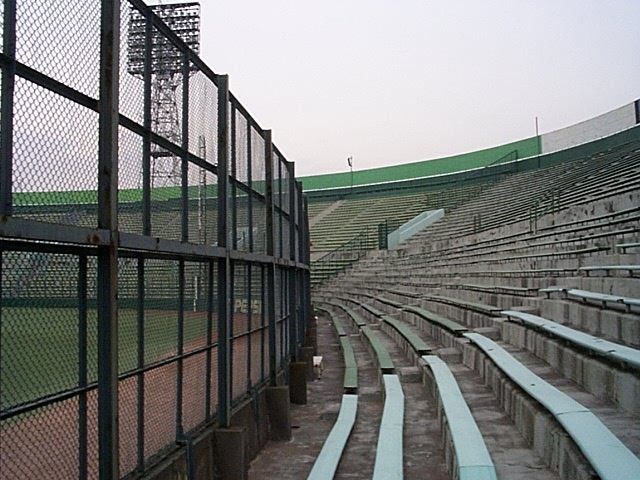 野球場・川崎球場・細長いベンチの写真の写真
