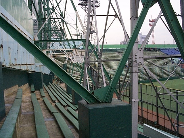 野球場・川崎球場・外野席の照明塔の根元の写真の写真