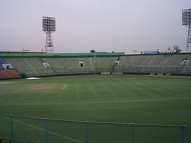 野球場・川崎球場・取り壊されるのを悲しむかのような曇り空の写真の写真