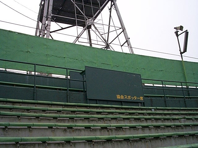 野球場・川崎球場・グラウンドの外側にある照明塔の写真の写真
