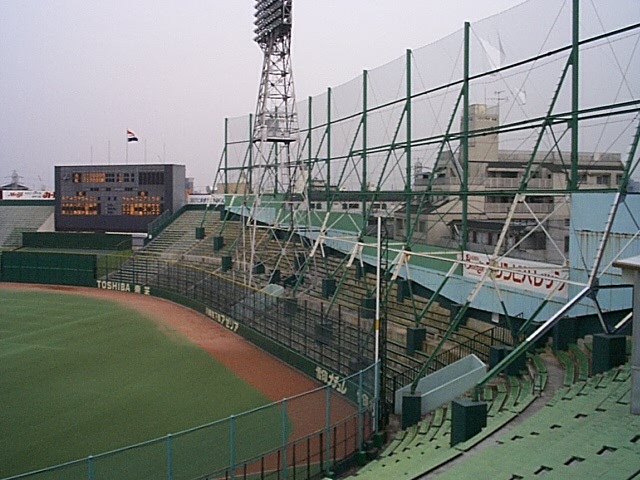 野球場・川崎球場・でいびつな形をした観客席の写真の写真