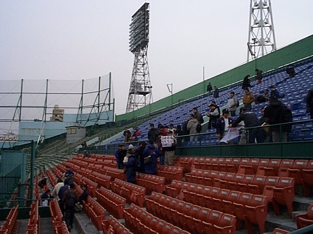 野球場・川崎球場・イベントのために多少観客がいるの写真の写真
