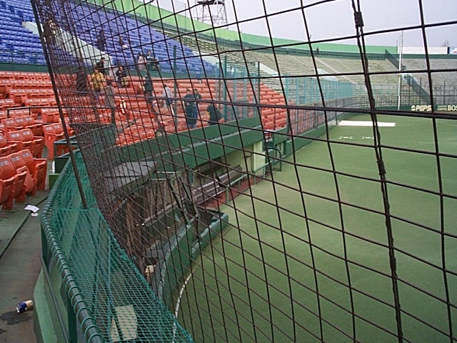 野球場・川崎球場・バックネットからみる選手用ベンチの写真の写真