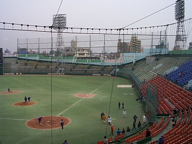 野球場・川崎球場・バックネット裏から見るライト側方向の写真の写真
