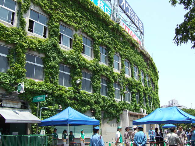 野球場・甲子園球場・入場時間を待つ警備員さんの写真の写真