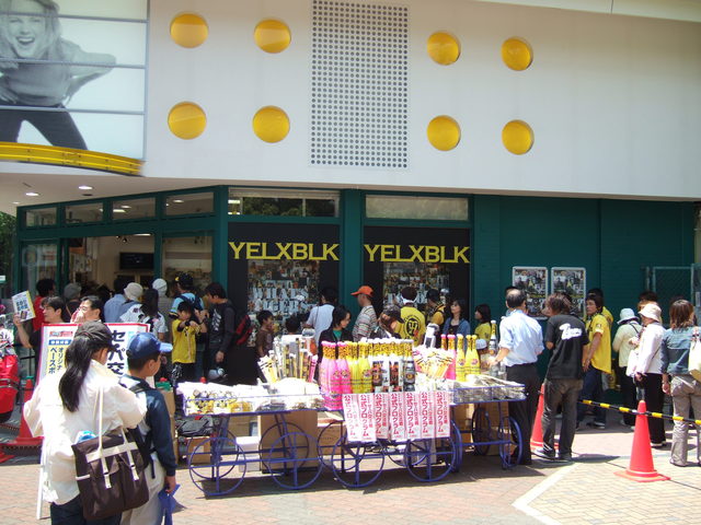 野球場・甲子園球場・新設されたグッズ売り場の写真の写真