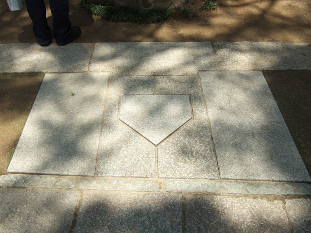 野球場・甲子園球場・素盞鳴神社にあるホームベースの写真の写真